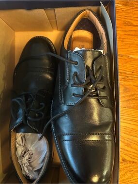 Dockers Garfield dress shoe 9w. New in the box.